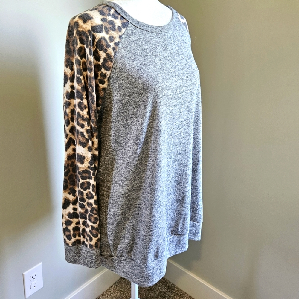 Soft Crewneck Sweatshirt Gray/Leppard Print, Large